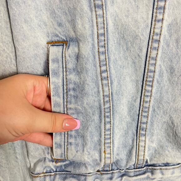 Brooklyn Cloth | Unisex Light Wash Relaxed Fit Retro Inspired Denim Jean Jacket - Picture 8 of 11